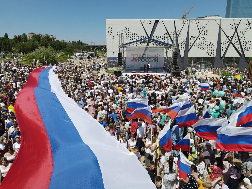 Откроют 12 июня. С днем России. Митинг день России 2022. День России 2023. День России Волгоград 2022.