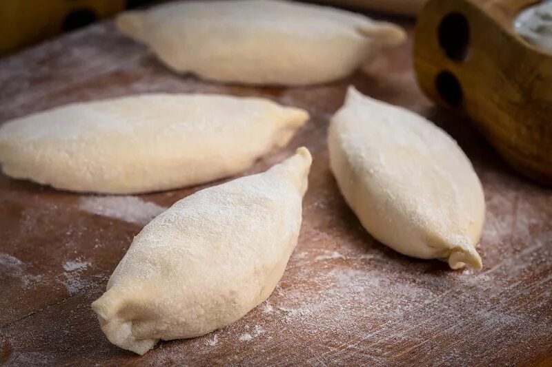 хачапури по аджарски с яйцом. ттк хачапури аджарские. тесто яйцо сыр рецепт. яйцо в слоеном тесте. тесто яйцо сыр рецепт.