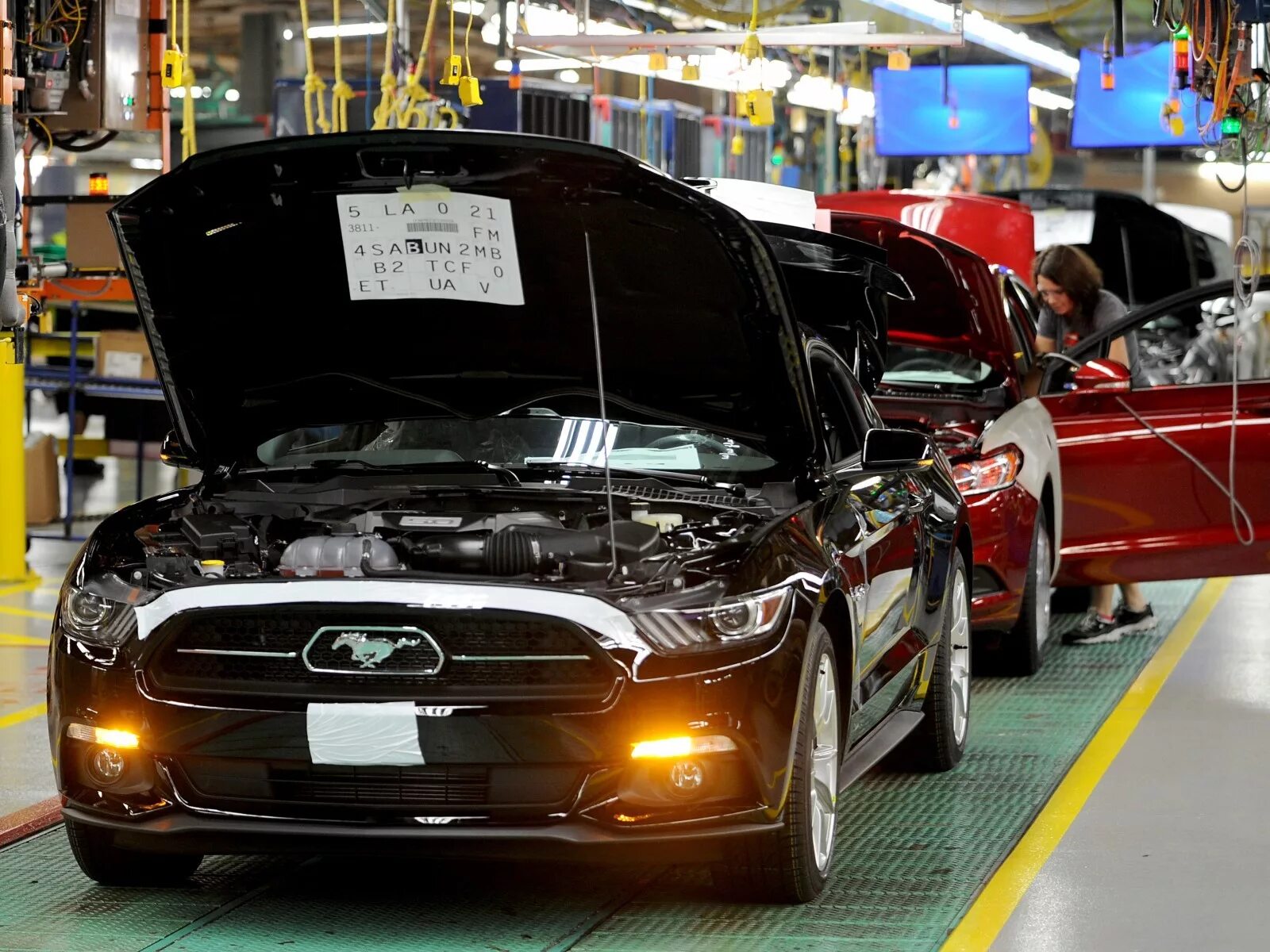 Где выпускают автомобиль. Форд Мустанг завод. Мичиган "Ford". Ford Mustang автомобили производства Ford. Автосалон Мустанг.