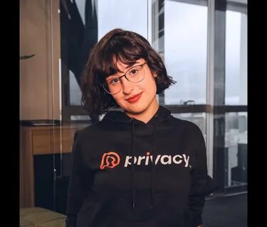 Martina Oliveira, mais conhecida como Beiçola das plataformas adultas, apar...