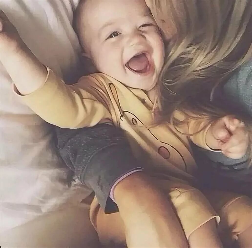 Девочка на крылечке. Девушка с младенцем. Малыш с девочкой дома. Игрушки для девочек. Марианна смолина фотоработы.