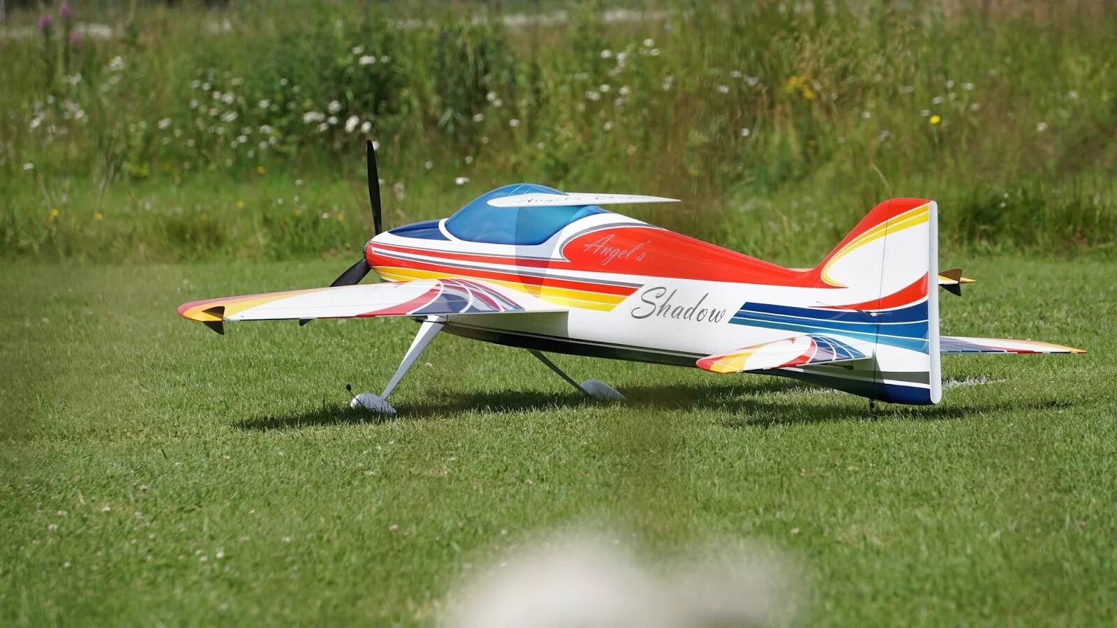 Мультяшная авиамодель. Модель самолета в небе. Радиоуправляемый самолет кукурузник. Модели летать. Летающие модели самолетов.