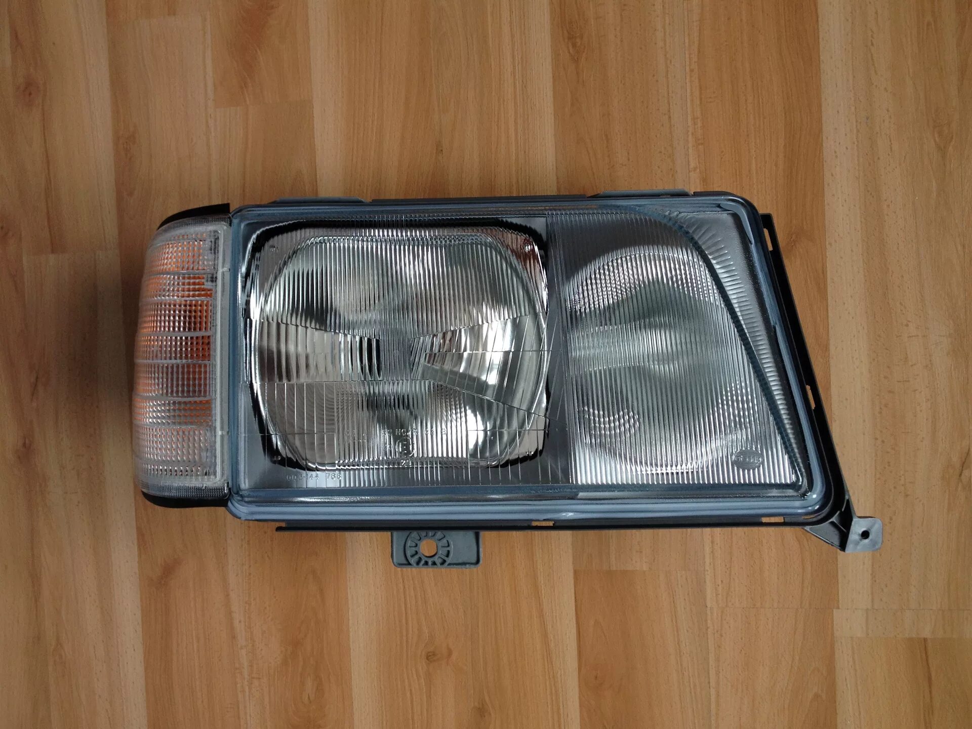 Фары w126. Фары мерседес 124. Фары w124 hella. Дворники фар mercedes w124. Mercedes w124 фара.