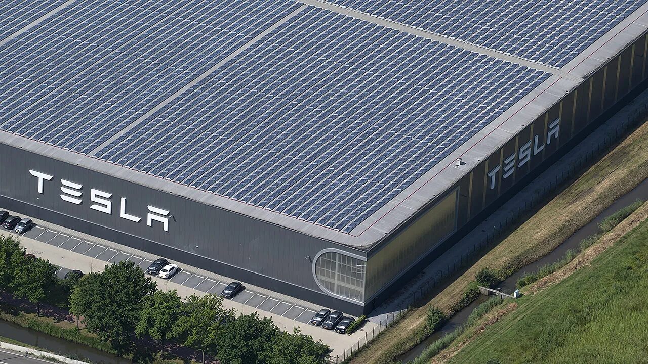 Гигафабрика Тесла Берлин. Tesla солнечные панели. Завод Тесла в Остине. Tesla Inc солнечные панели.