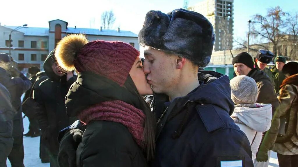 Казармы в армии 2020 в россии. Солдаты на призывном пункте. Армия россии призывники. Возраст призыва. Служба в армии.