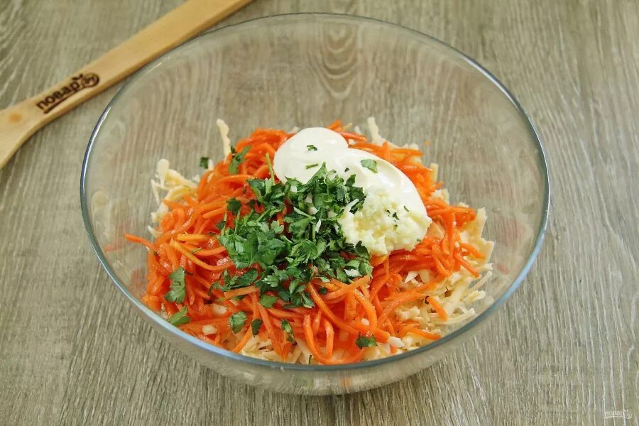 Лисичка салат рецепт курица. Салат лисичка с корейской морковкой и курицей. Салат с корейской морковкой и огурцом. Салат лисичка. Салат лисичка полярная звезда.