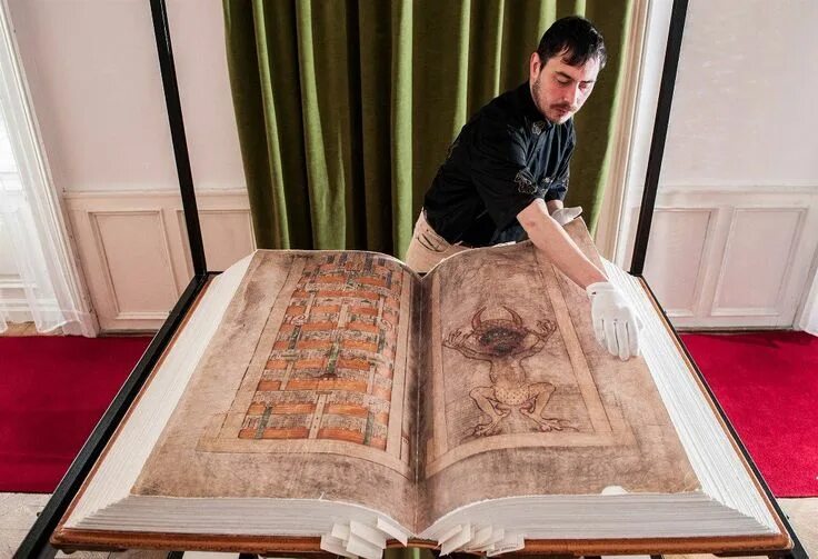 Как выглядит самая первая библия The binding of the 7th century St Cuthbert Gospel St cuthbert, Cuthbert, Most ex