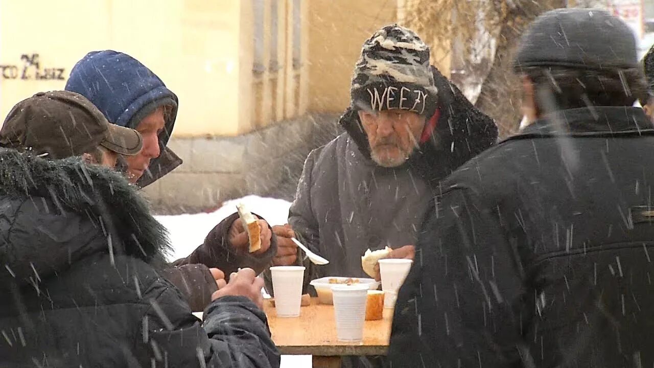 Еда для бездомных. Столовая для бомжей. Бомжи обедают. Обеды для бездомных. Кормление бездомных.