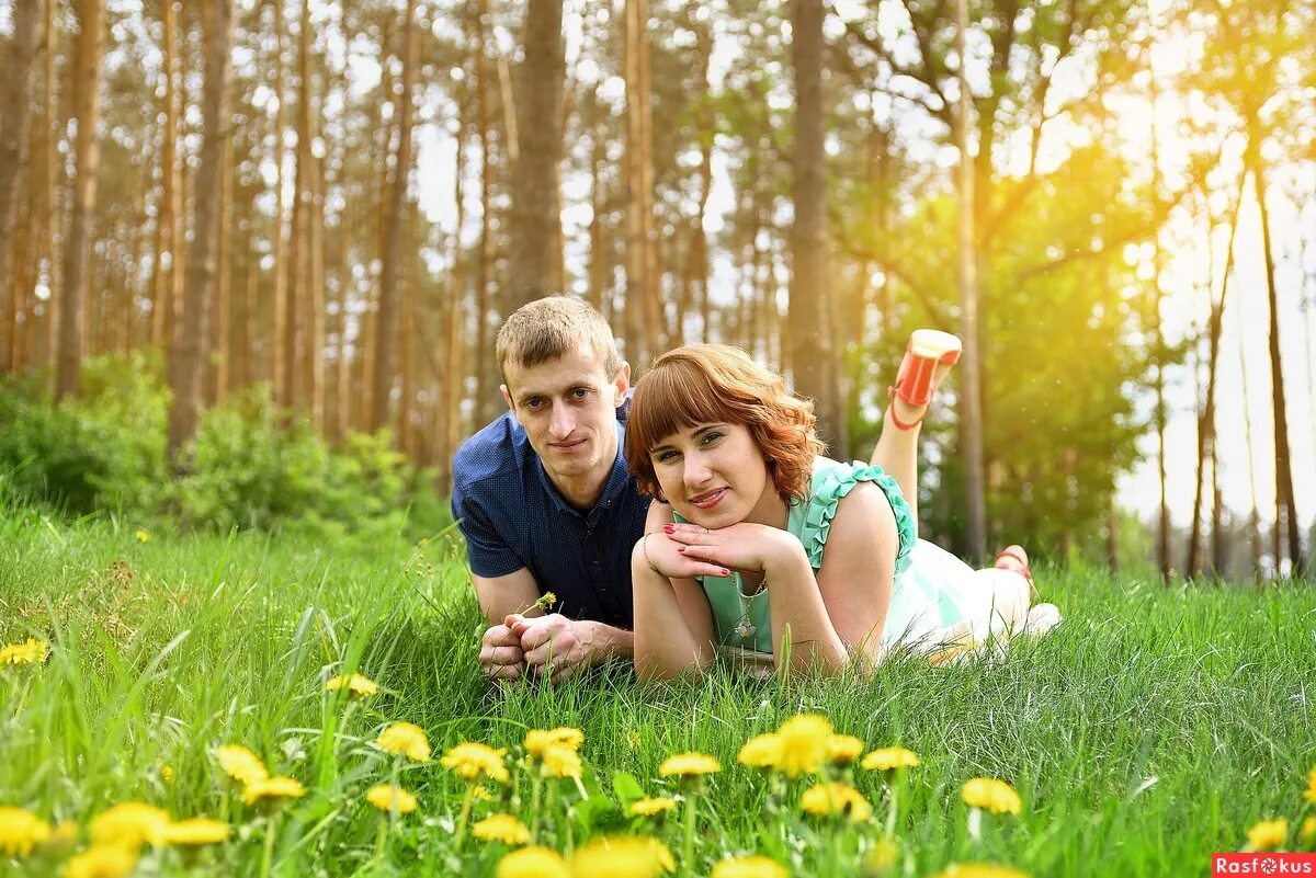 барбекю на природе с друзьями. пикник у реки. семья в деревянном доме. люди на природе пикник. гриль на природе.