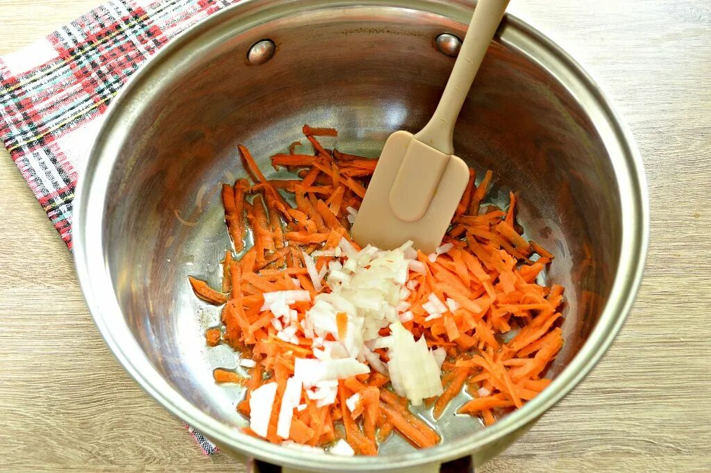 Картошка с тушенкой в кастрюле с морковью. Морковь в кастрюле. Лук и морковь кладем в кастрюлю. Рис с тушенкой с луком и морковью в кастрюле. Лук в кастрюле.