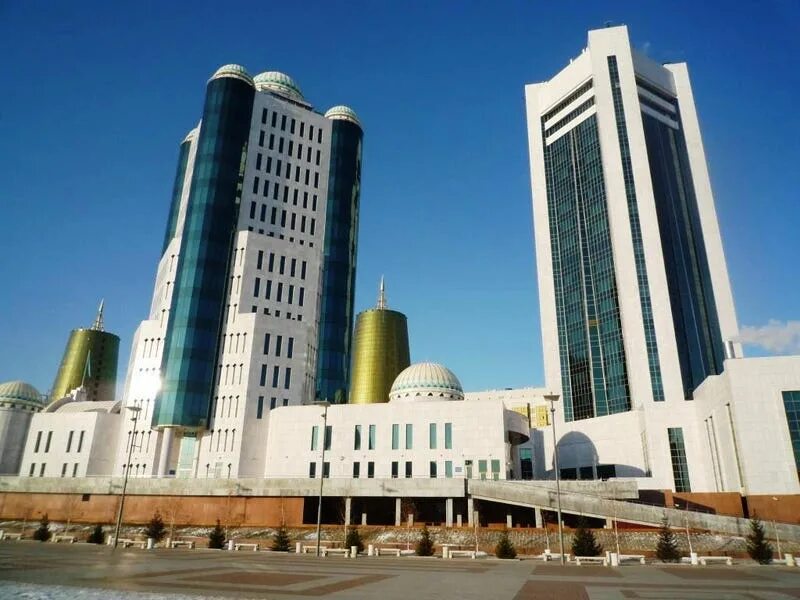Астана архитектура. Нурсултан Астана здания. Старое здание Мажилис Астана. Парламент Казахстана здание-башня.