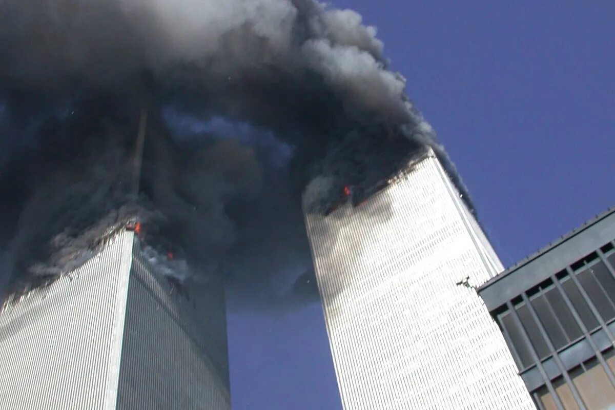 Теракты 11 сентября 2001 года сколько погибших. Башни-Близнецы 11 сентября 2001. 11 Сентября 2001 года террористическая атака на США.