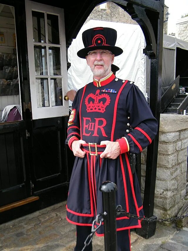 The tower of london бифитер. Тауэр бифитеры. Тауэр лондон бифитеры. Бифитер охранник тауэра. Yeoman warders.