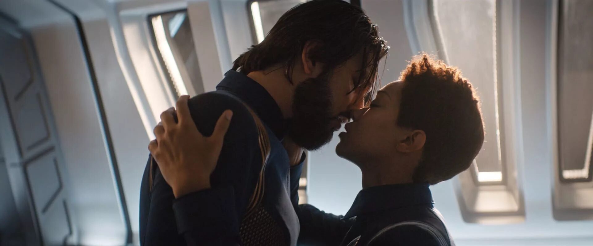 L like the way you kiss. Звёздный путь Дискавери поцелуй. Зимний путь поцелуй. Star Trek Kiss.