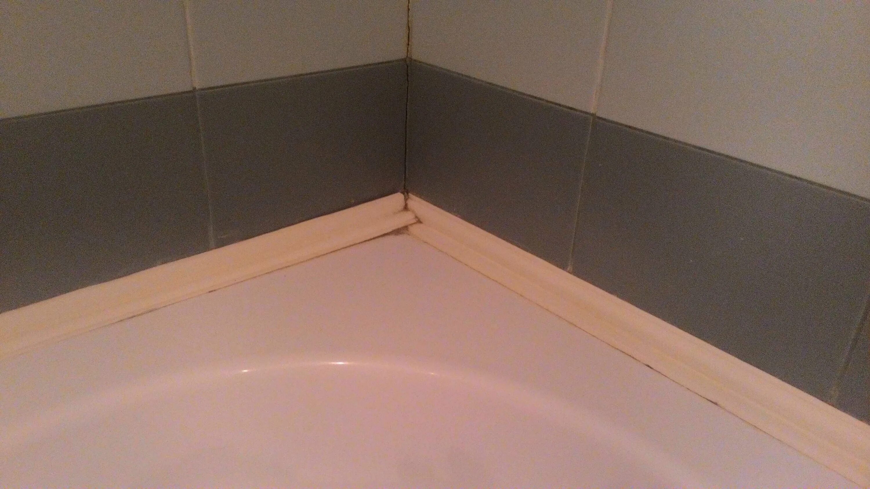 Стык плитки и стены. Плинтус бордюр для ванной пф12. Шов между ванной и стеной. Стык между ванной и стеной. Щель между ванной и стеной.