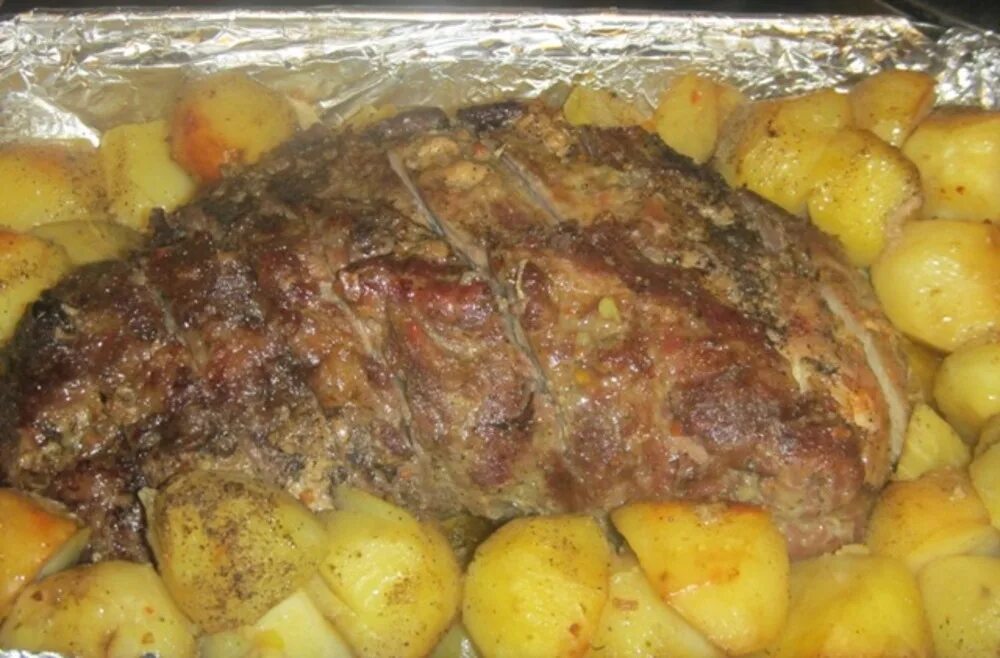 Шея запеченная с картошкой. Свиная шейка в духовке. свиная шея в духовке с картошкой. свиная шейка запеченная в духовке. свиная шея запеченная с картофелем в духовке.