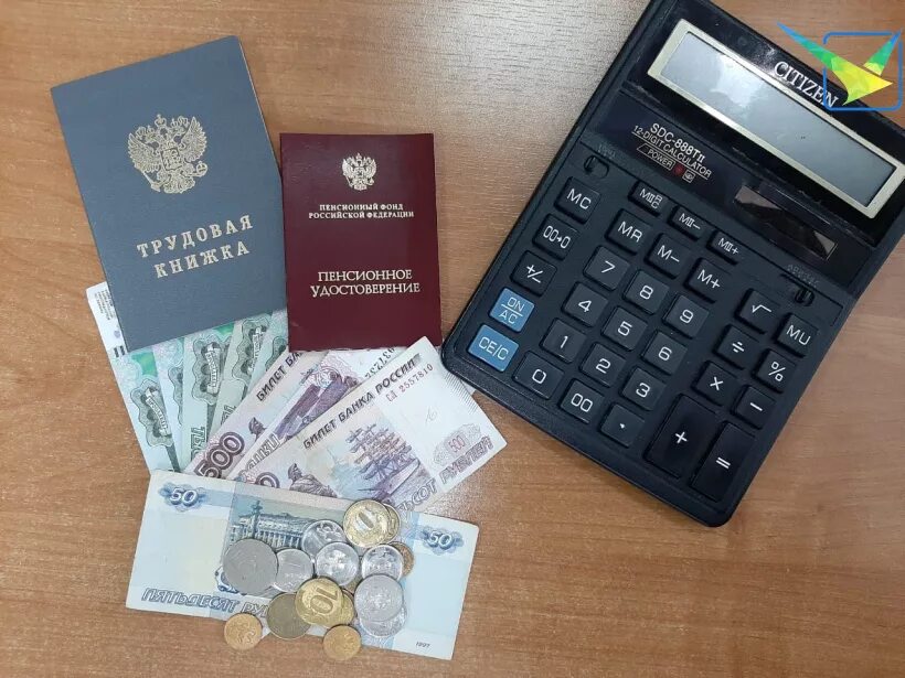 пенсия пять тысяч. пенсия пять тысяч. купюры россии 5000 рублей. пенсия пять тысяч. пенсионер с деньгами в руках.