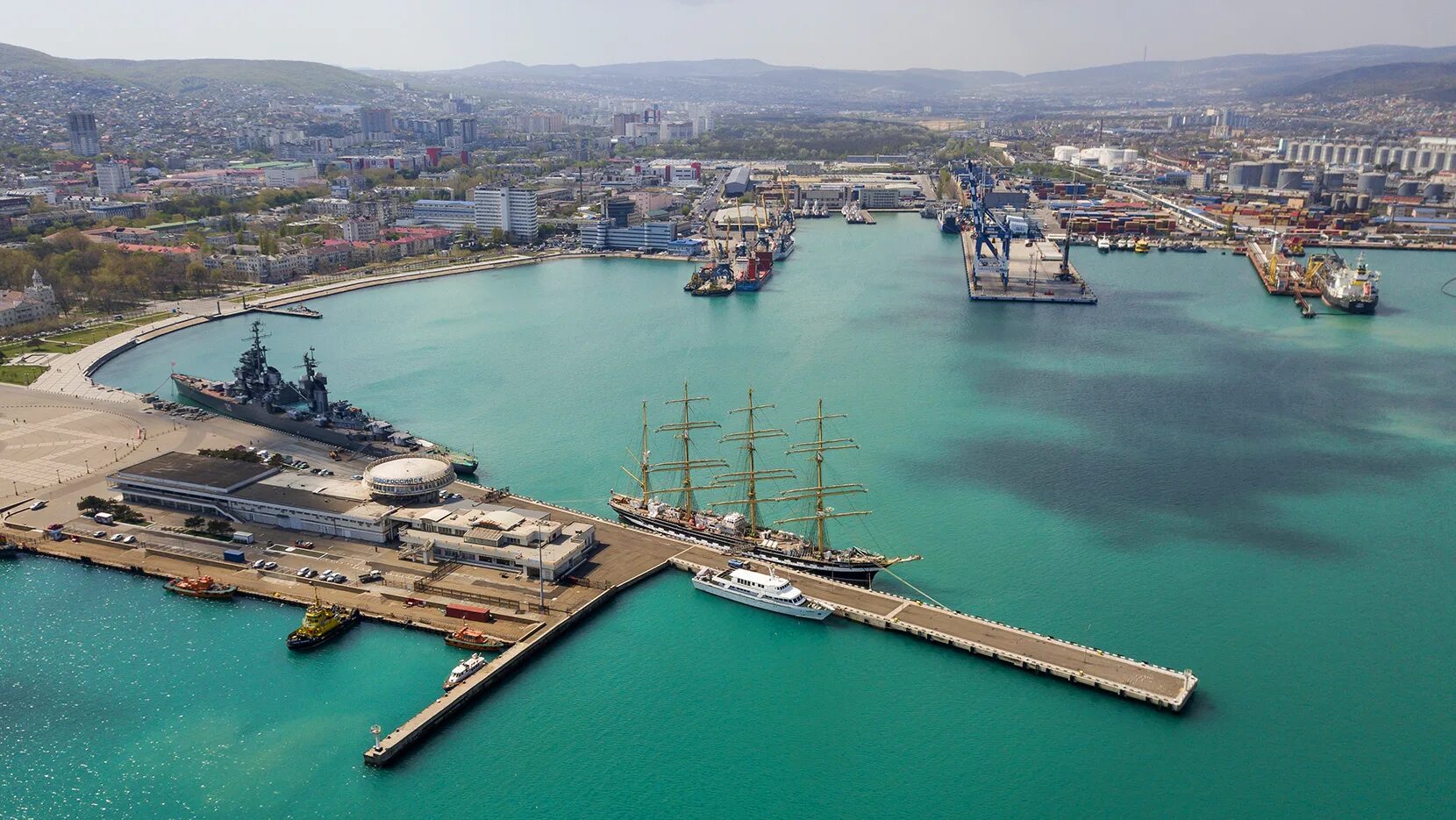 Новороссийский морской порт в Новороссийске. Новороссийск море порт. Краснодарский край порт Новороссийск. Порт Новороссийск Цемесская бухта. Порт на канале победа