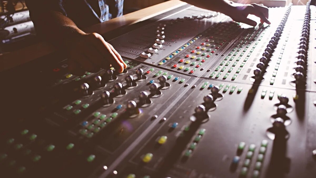 Девушка в наушниках арт. Звукорежиссер. Студийный звукорежиссер. Наушники фон. Музыкальная звукорежиссура.