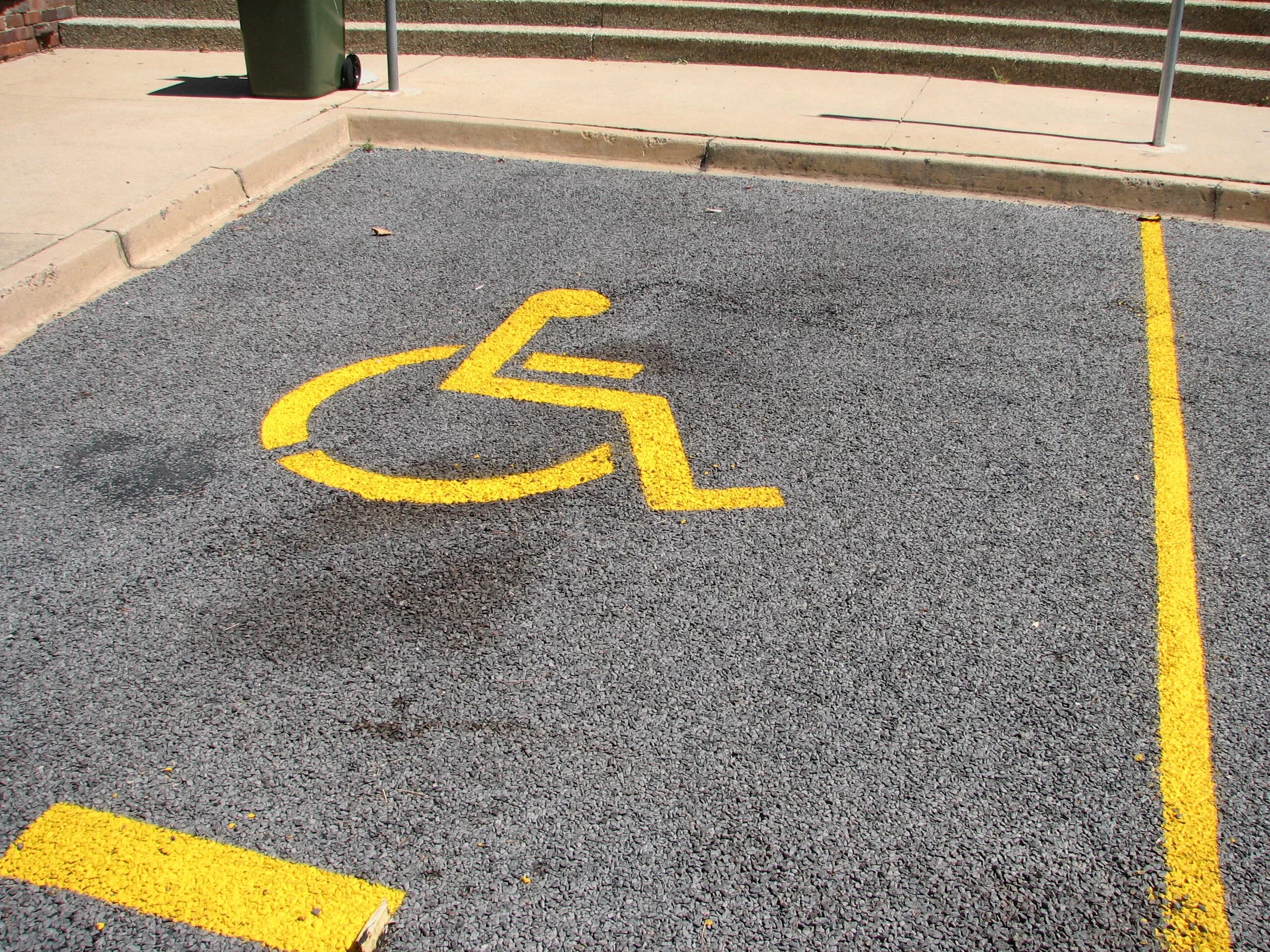 Машиноместа для инвалидов. Парковочное место для инвалидов. Место для инвалидов на парковке. Разметка автостоянки для инвалидов. Разметка для инвалидов на парковке.