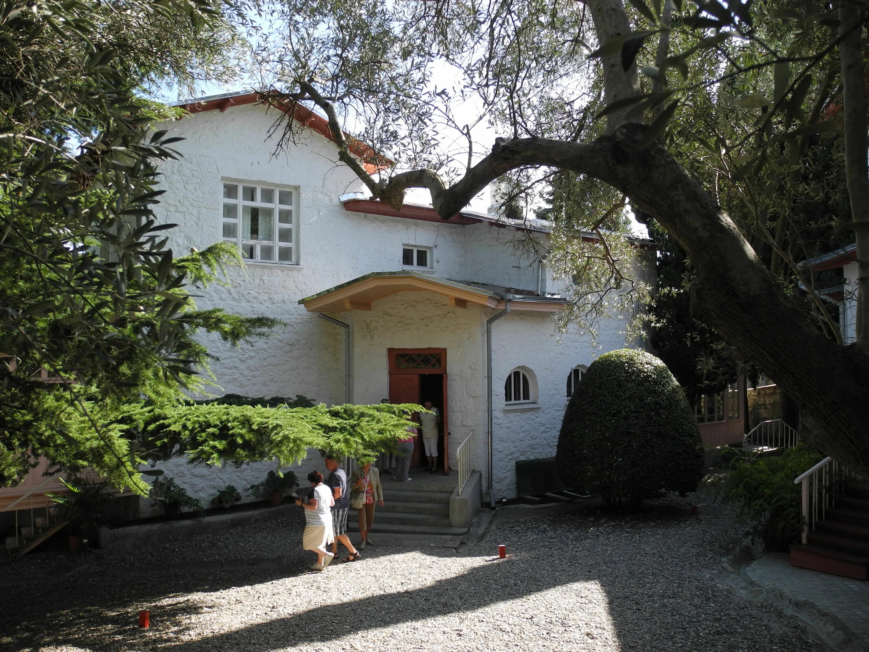 Дом-музей чехова в ялте сообщение. Чехова сад. П чехова. Белая дача чехова в ялте. Дом а п чехова в ялте.