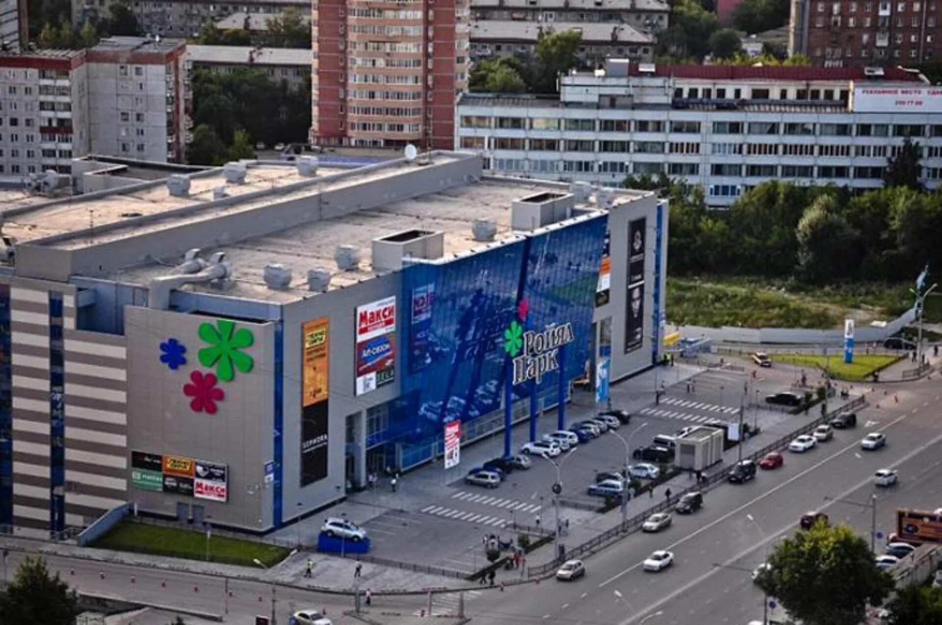 Роял парк кинотеатр новосибирск. Рояль парк в новосибирске. Стела роял парк новосибирск. Роял парк кинотеатр новосибирск. Тц роял парк.