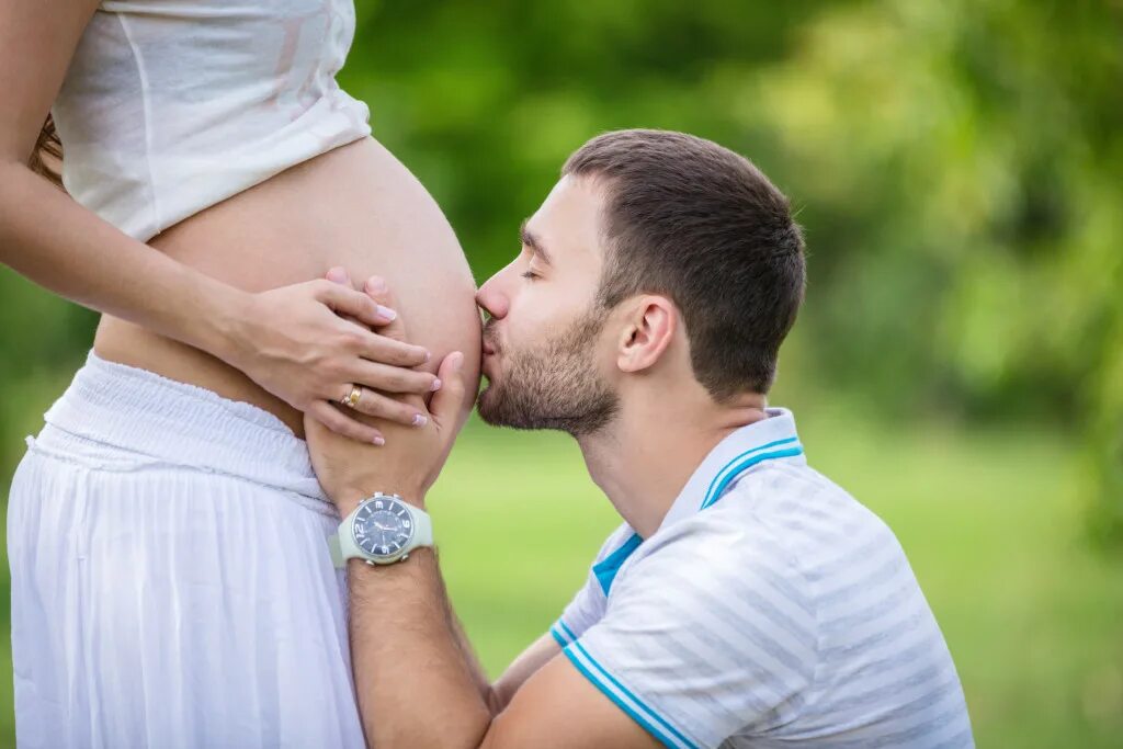 Беременную маму папу. Фотосессия с животиком. Фотосессия беременного животика с мужем. Обнимает беременную.