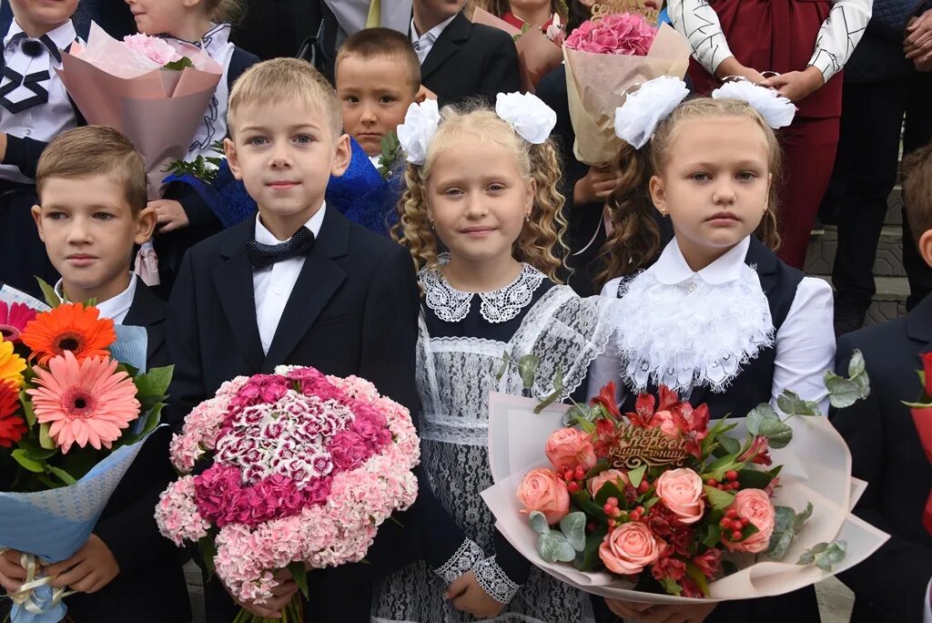 В первом классе было 28. 1 Сентября дети. Первый класс. Дети в школе 1 класс. Первое сентября первый класс.