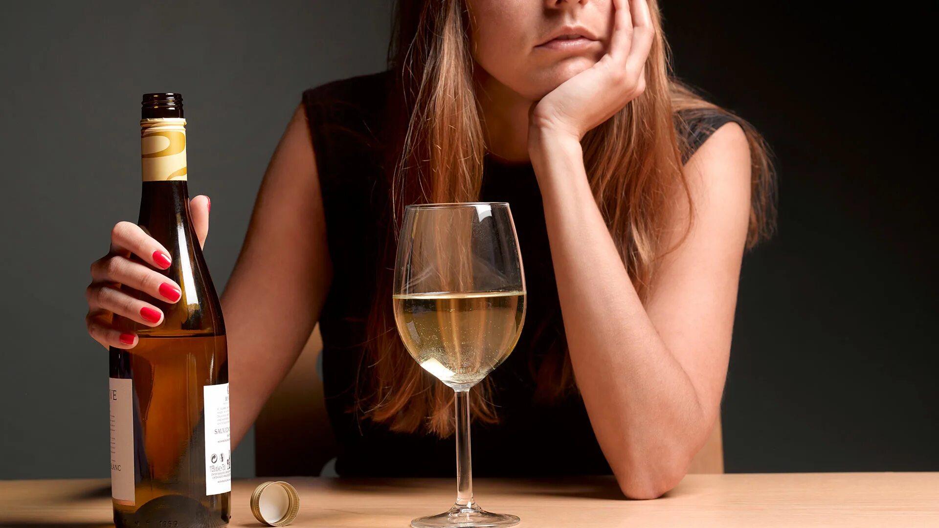 Лица злоупотребляющие алкоголем. Алкоголизм. Женщина и алкоголь. Женщина с бутылкой вина. Пьющая девушка.