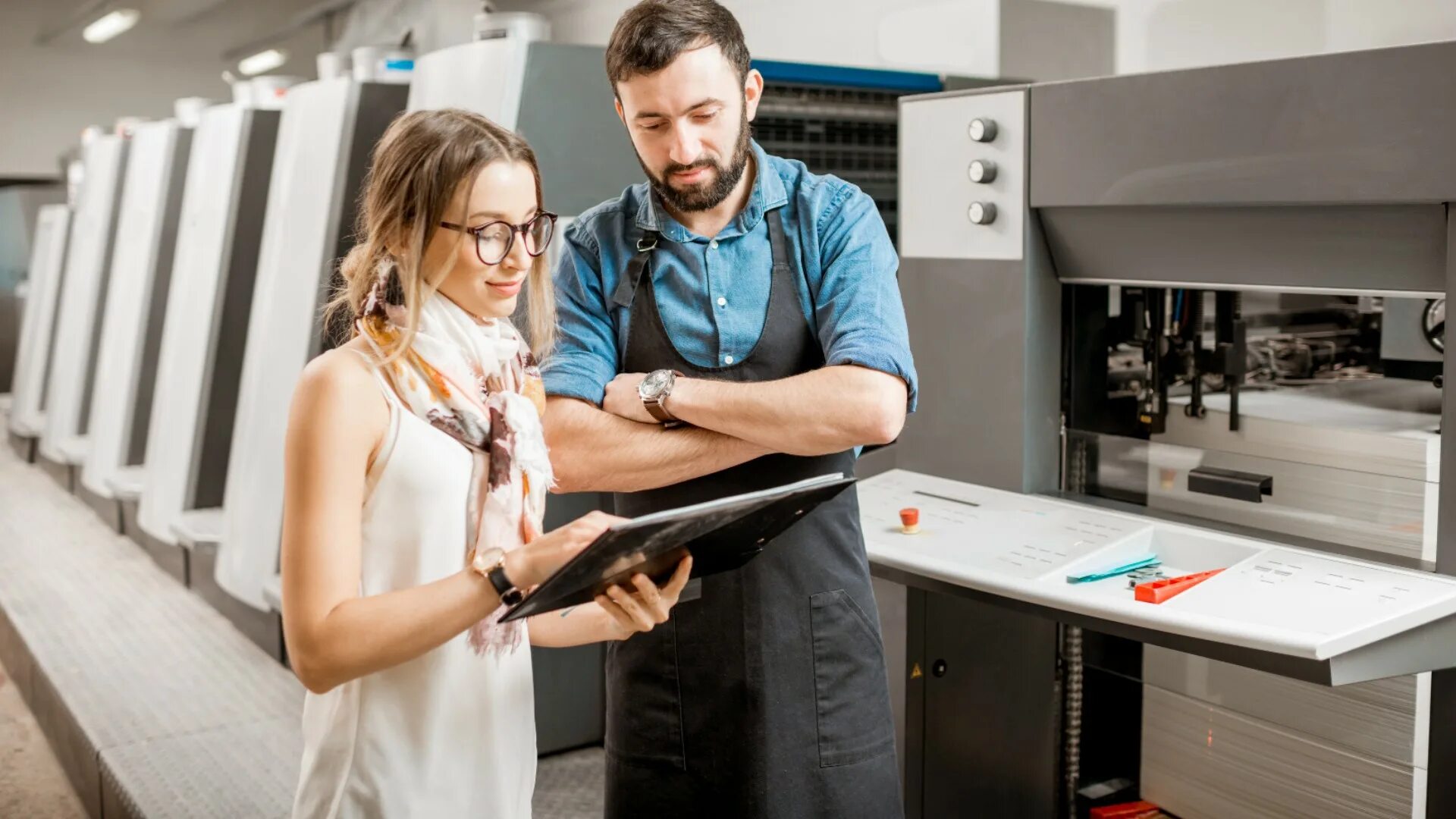 Упаковщик-комплектовщик. , 9. Укладчик-упаковщик. Кладовщик на складе. Печатник в типографии.