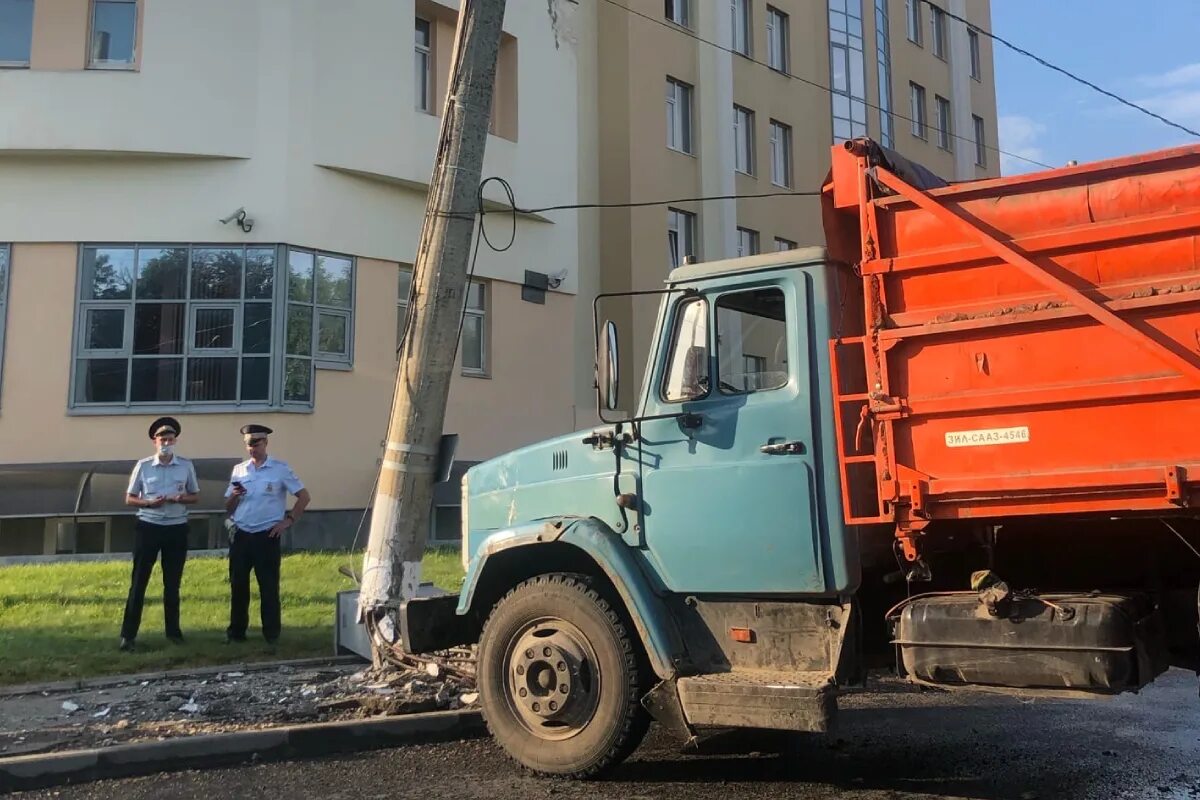 Howo sinotruk самосвал. Работа для самосвалов в твери. Водитель самосвала тверь. Самосвал. Столкновение поезда с фурой.