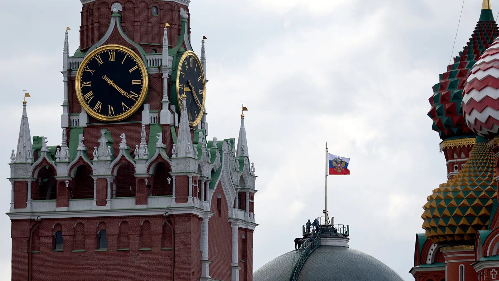 Нападение на кремль. Кремль Москва. Кремль вблизи. Кремль сейчас. Купола Кремля.