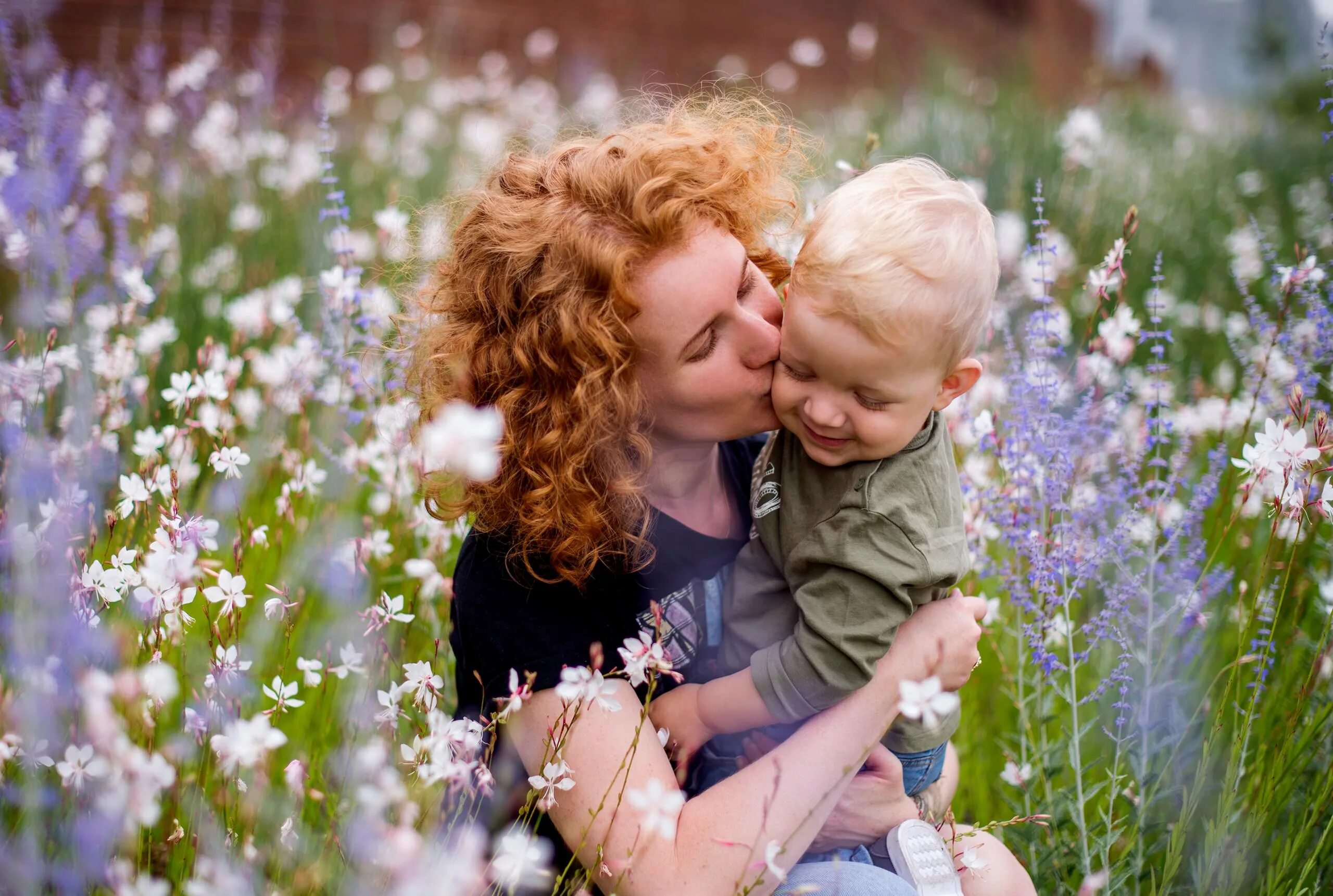 Мать с ребенком. Счастливая мама с ребенком. Фотосессия ко Дню матери. Счастье мамы и малыши.