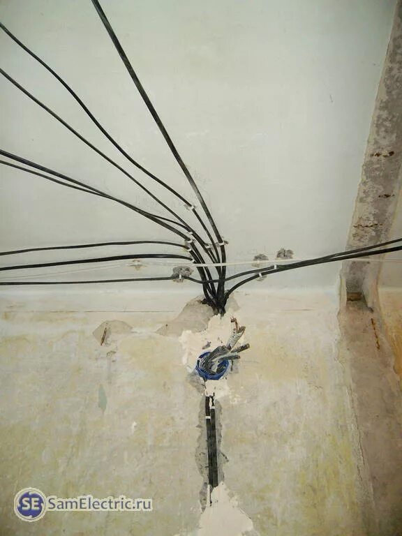 Кинуть кабель. Электропроводка в квартире. Электрика в квартире. Монтаж электропроводки в квартире. Провода по потолку.