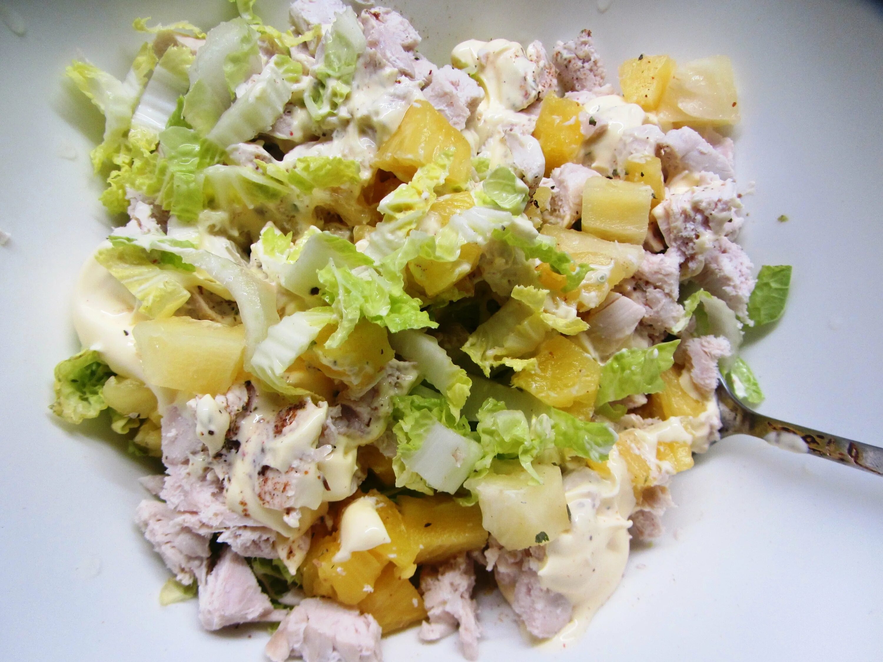 Салат из курицы с ананасами и кукурузой. Сплст с индейкой и ананасами. Салат с ананасом и куриной грудкой. Салат с ананасом и курицей и сыром. Салат куриная грудка с ананасом и сыром.