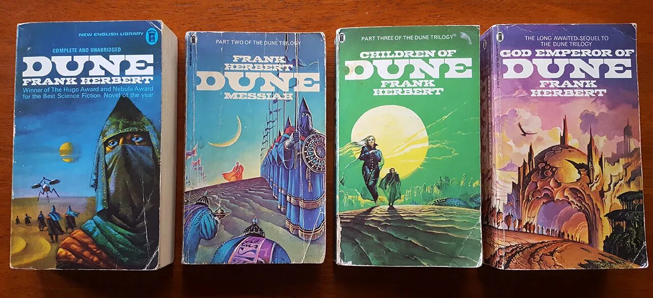 В какой последовательности читать дюну. Дюна 1965 книга. Фрэнк Херберт Дюна. Дюна 1 часть книга. Дюна Герберт книга.