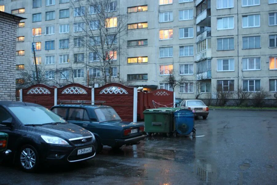 Аренда под парковку. Стоянка машин во дворе. Крытые парковки во дворах. Парковка у дома. Парковка автомобилей во дворах жилых домов.