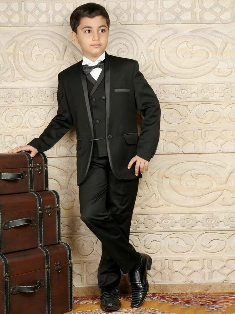 Стильный костюм для мальчика. Мальчик в шикарном костюме. Классическая одежда для мальчиков. Классический наряд для мальчика. Фото мальчика в костюме