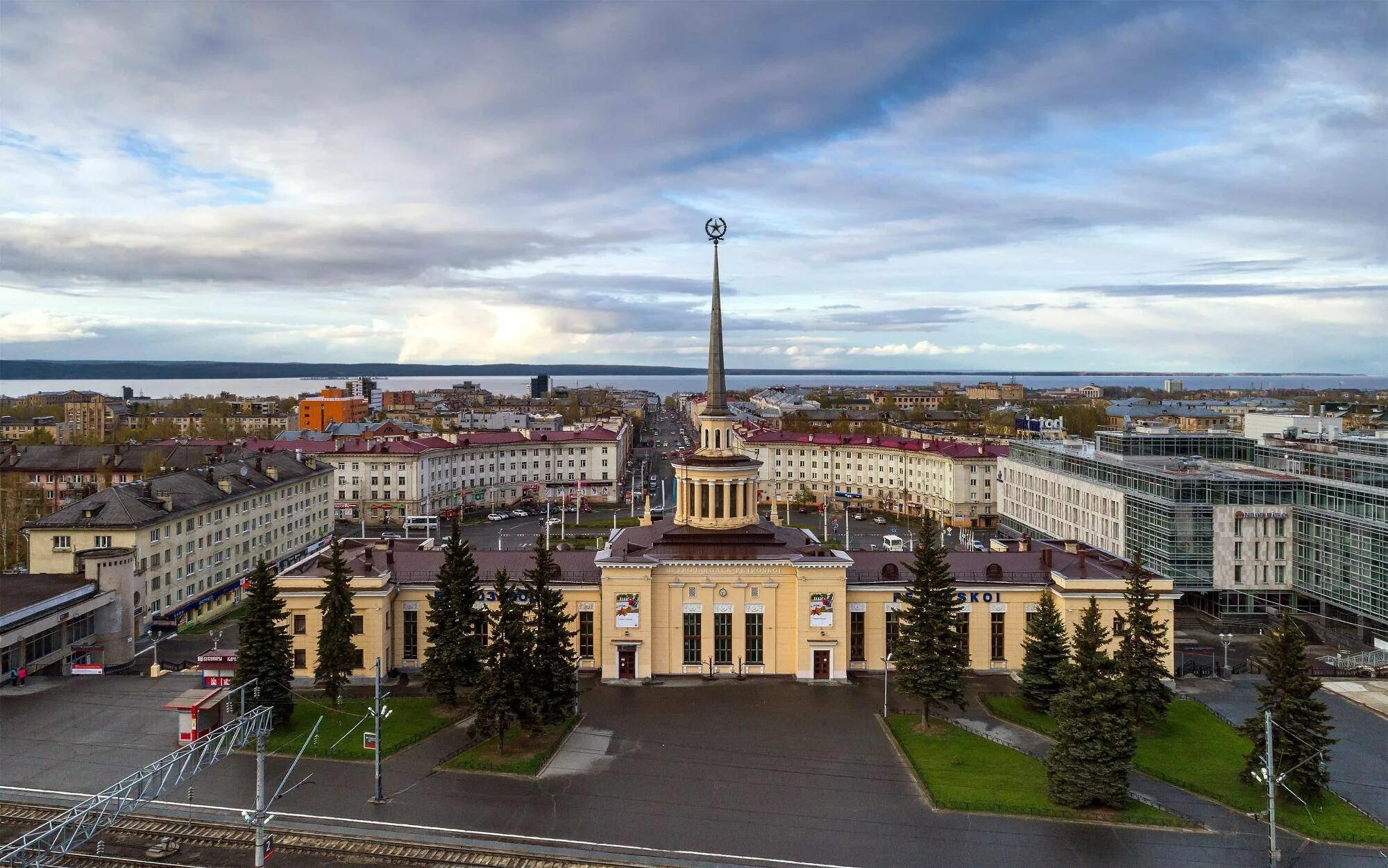 Столица Карелии Петрозаводск. ЖД вокзал Петрозаводск. Республика Карелия столица — город Петрозаводск. Карелия Петрозаводск вокзал.