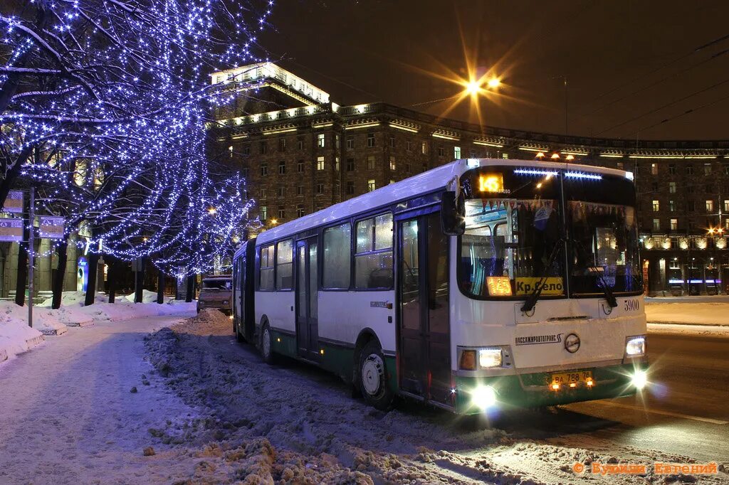 Ходят ли автобусы 2024 года. Новогодний автобус. Зимний транспорт. Новогодний троллейбус. Зимний автобус.