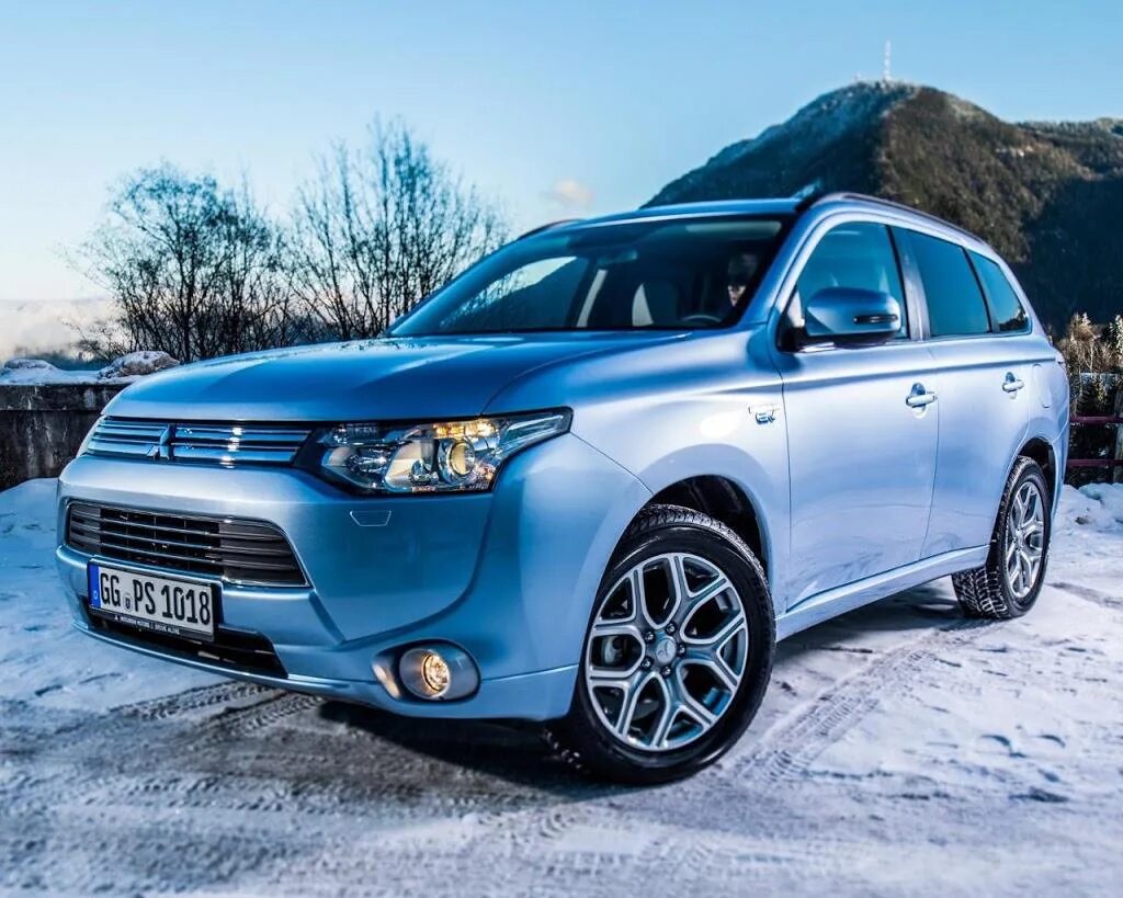 Mitsubishi гибрид. Митсубиси Аутлендер PHEV. Mitsubishi Outlander PHEV 2014. Mitsubishi Outlander 2012. Mitsubishi Outlander PHEV.