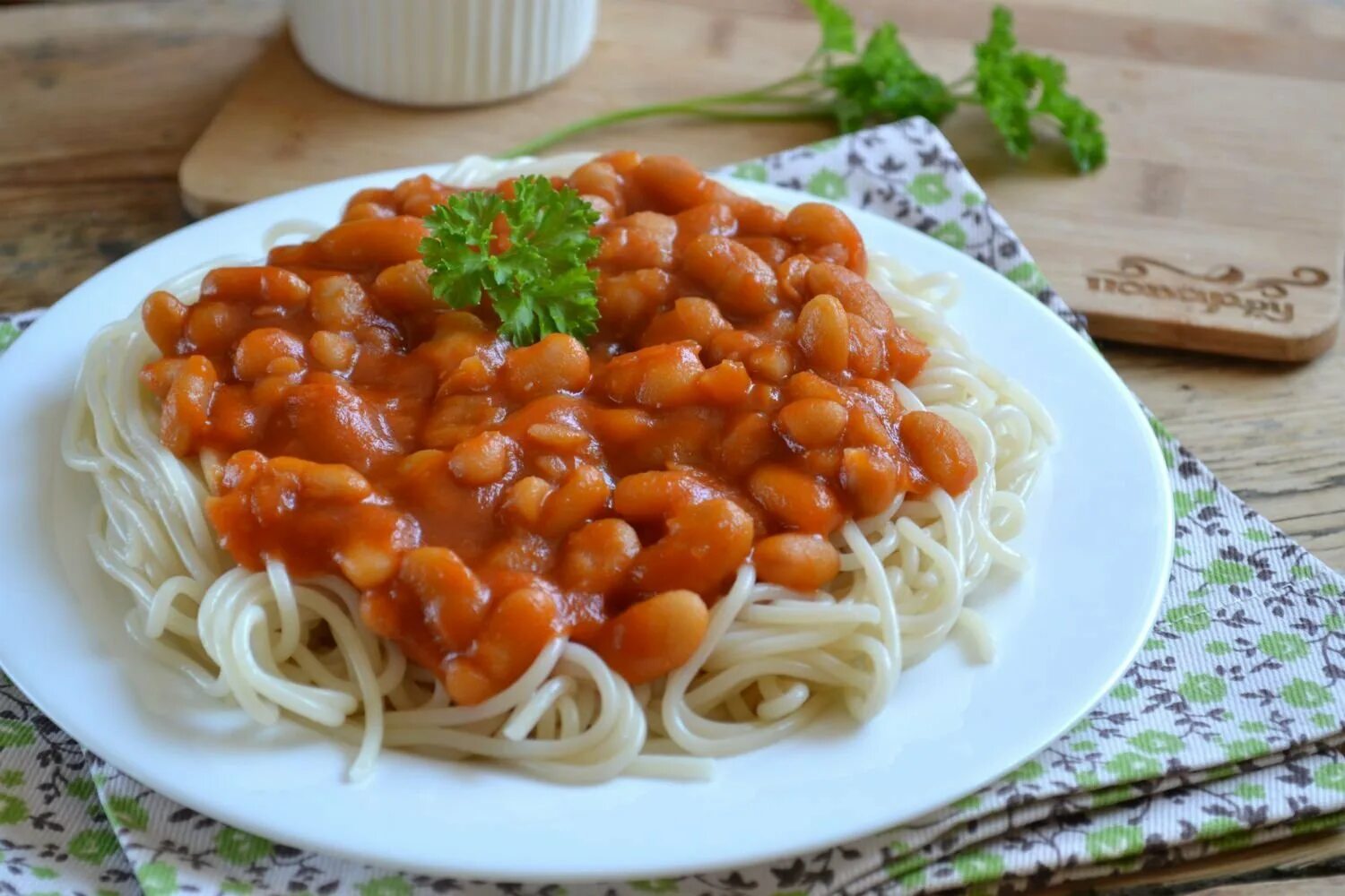 Макароны с фасолью в томатном соусе. Спагетти с фасолью в томатном соусе. Паста с фасолью в томатном соусе. Спагетти с фасолью в томатном. Рецепт домашней вермишели