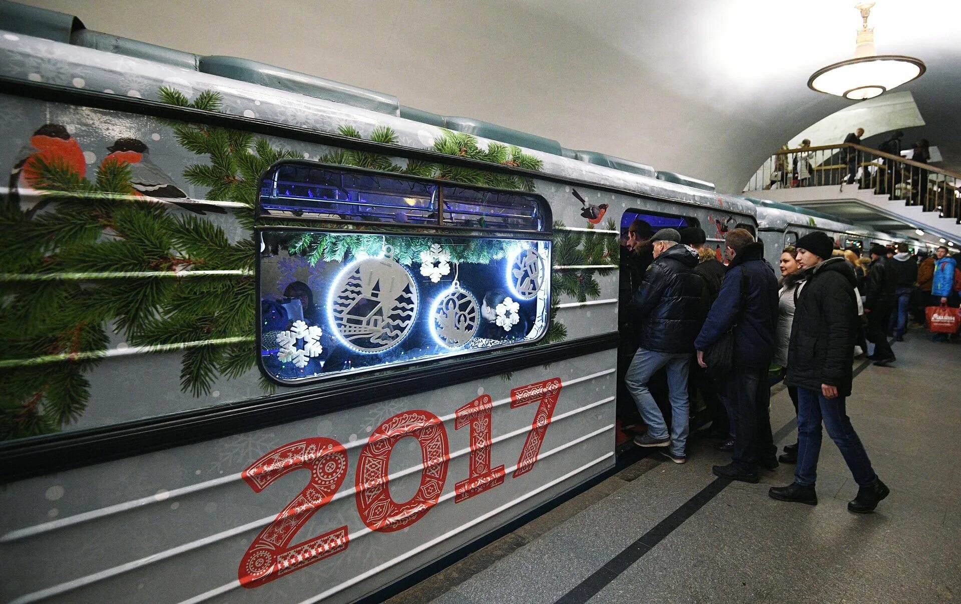 Новогодний метро. Новогодний поезд. новогодние поезда в метро 2017. новогодний вагон. новогодний вагон метро.