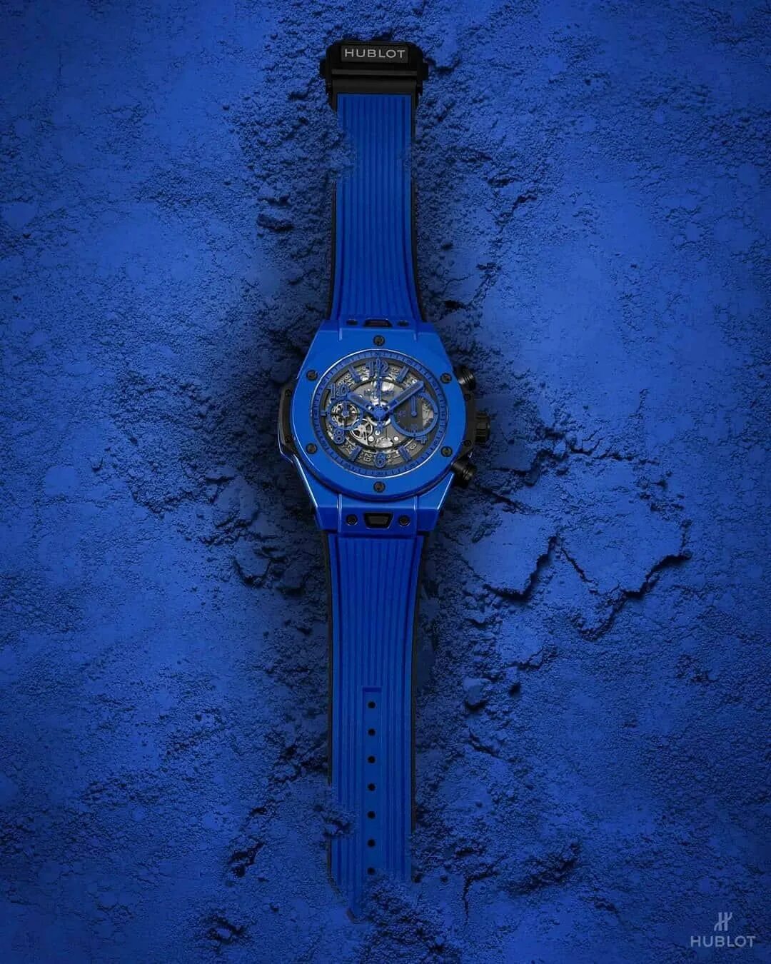 Синие часы. Hublot big Bang unico Blue Magic. Hublot часы женские голубые. Хаблот часы электронные. Синие Хублот электронные.