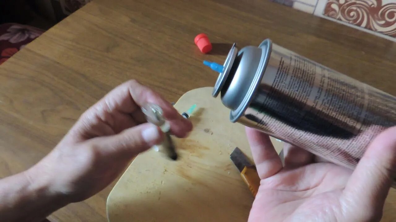 Переходник для заправки зажигалки газом из баллончика. Адаптер для горелки кемпинг газ на резьбовой баллон. Насадка на зажигалку. Адаптер fill adaptor для заправки газом. Переходник для заправки зажигалок от туристического.