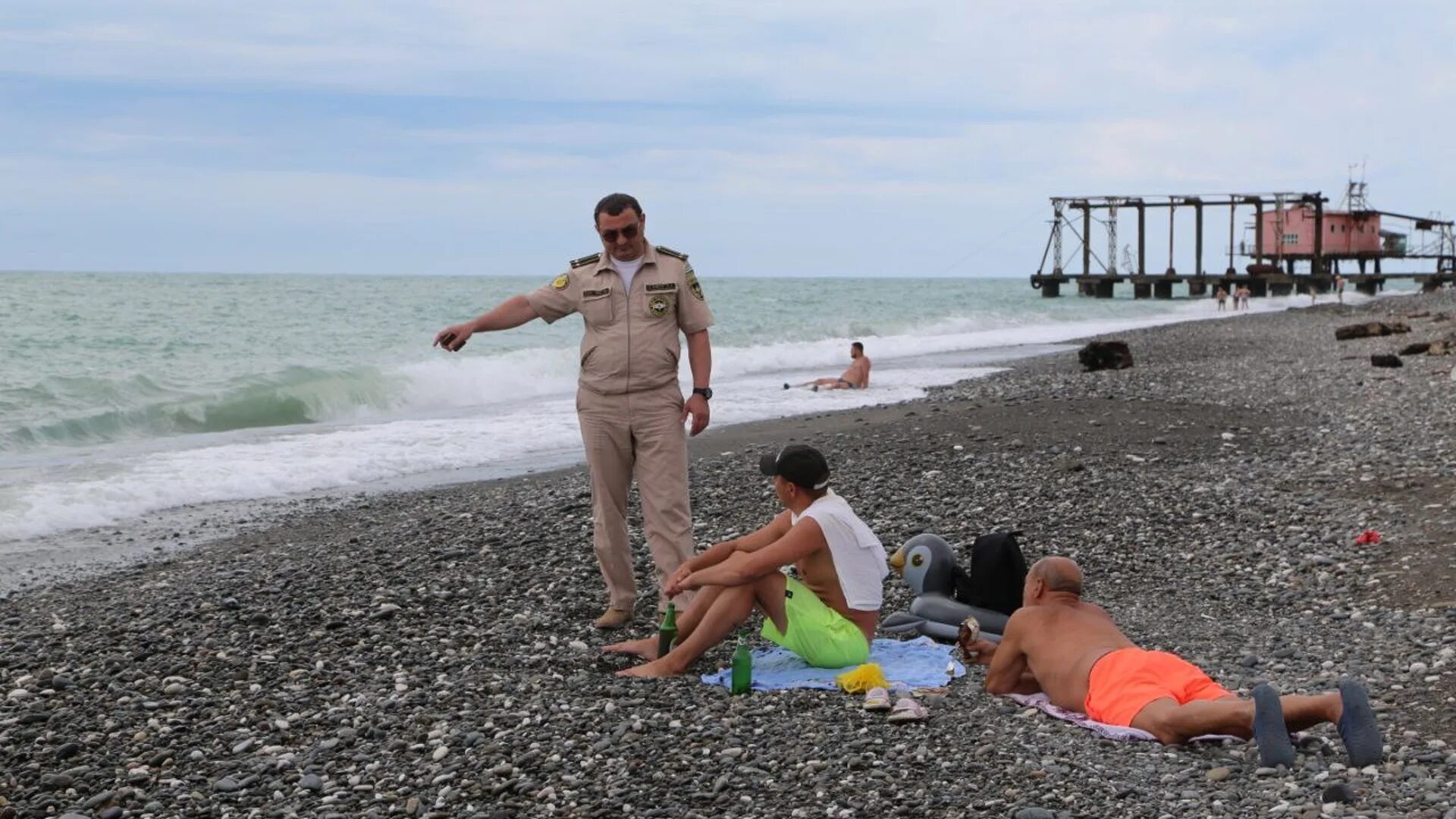 Опасно ли в абхазии. Абхазия Сухум пляж Маяк. Пляж Маяк Сухум. Пляж Сухуми 2022. Дикий пляж в Гаграх.