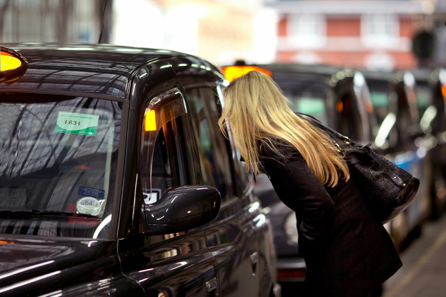 He took a taxi. Блондинка в такси. Грустная девушка в такси. Девушка ловит такси. Такси девушка Лондон.