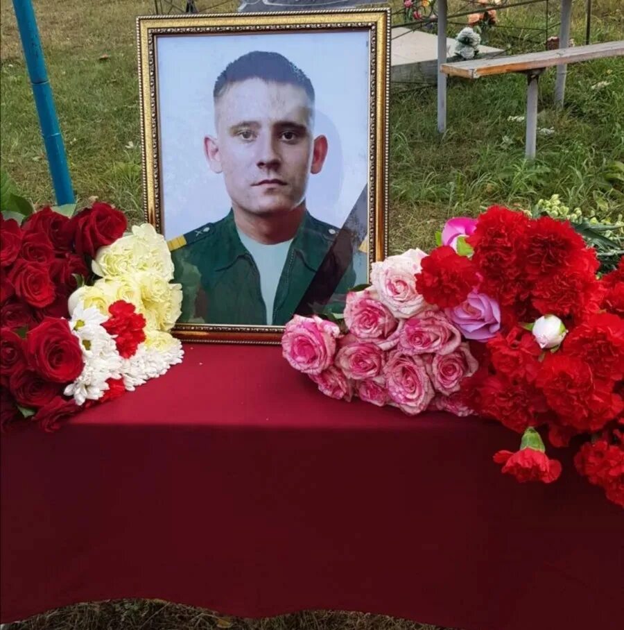Похороны военнослужащего погибшего на Украине 2022. Погибшие российские военные. Похороны погибшего в спецоперации.