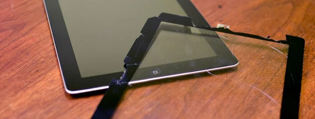 Замена сенсора на планшете. Стекло ноутбука. Матовое стекло для ноутбука. IPAD Mini 2 с треснувшим стеклом. Отслойка экрана Айпада.