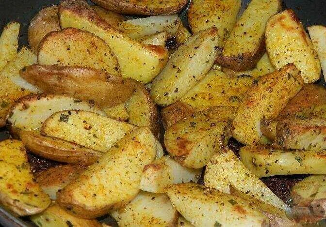 Картофель печеный в духовке дольками. Картофель запеченный в духовке дольками с корочкой. запеченный картофель ломтиками. картошка в духовке запеченная дольками.